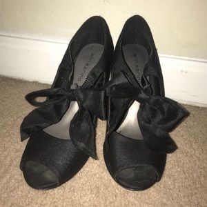 Black heels w/ a bow